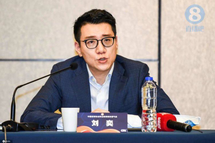 一女被两男吃奶玩乳尖
